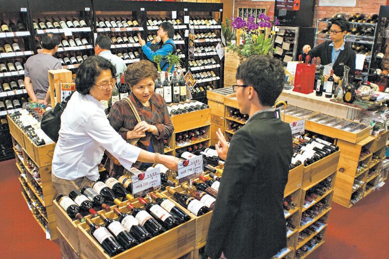 Visitantes da China continental fazem compras em Hong Kong, que em 2008 aboliu os impostos sobre o vinho | Dean C.K. Cox PARA The New York Times