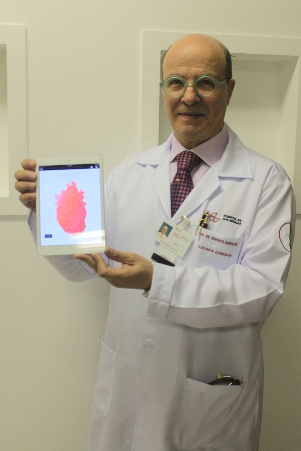 Médico reúne atlas de casos clínicos em aplicativo Dr. Roberto Carvalho mostra o app recém-criado | Divulgação