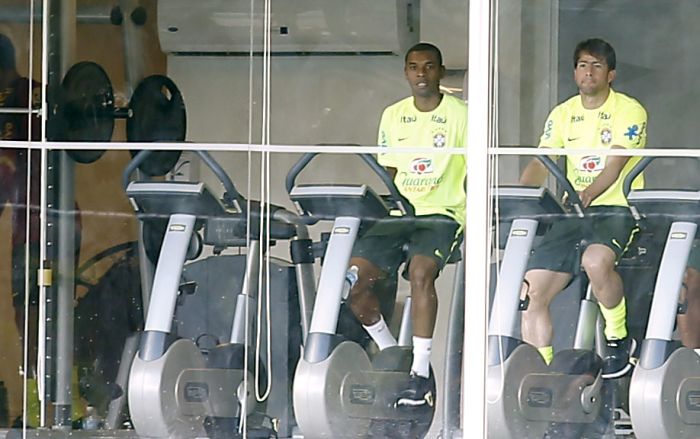 Fernandinho e Maxwell foram dois dos seis jogadores da seleção que não foram a campo à tarde | Hugo Harada / Gazeta do Povo