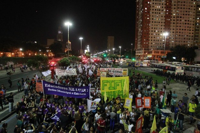 No Rio de Janeiro, além dos professores, motoristas de ônibus também se juntaram à marcha. Uma pessoa foi detida |
