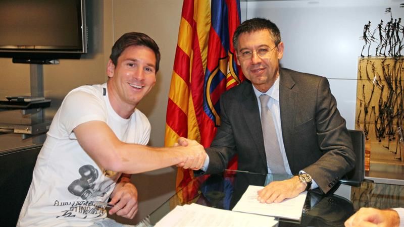 Lionel Messi e o presidente do Barcelona, Josep Maria Bartomeu, na assinatura do novo contrato do jogador argentino | Miguel Ruiz / EFE