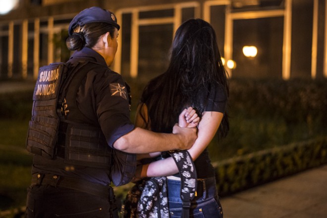 Guarda Municipal detém manifestante em protesto contra a Copa do Mundo em Curitiba |