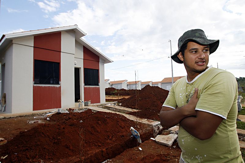 Luciano Camargo ao lado do imóvel financiado pelo Minha Casa Minha Vida: canos obstruídos com resíduos de construção | Josué Teixeira / Agência de Notícias Gazeta do Povo