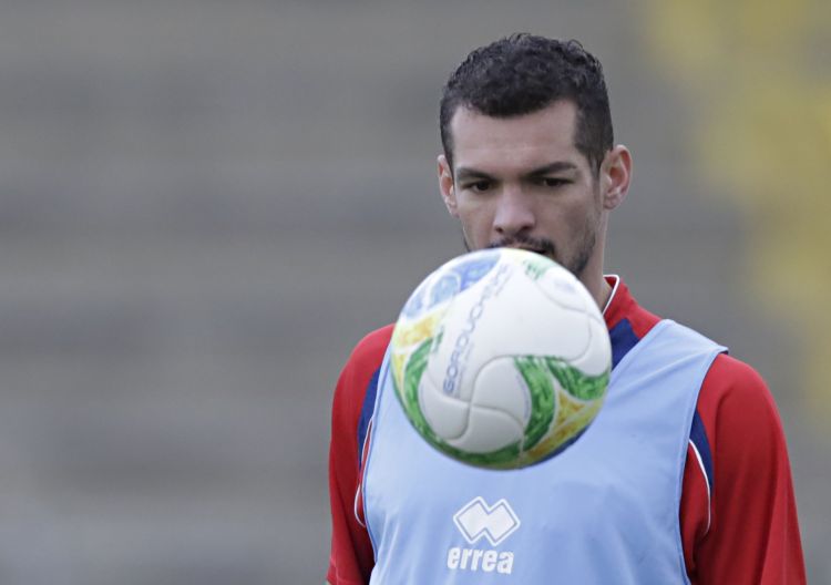 Zagueiro falhou no lance que originou gol de empate do Avaí na partida de terça-feira em Florianópolis | Felipe Rosa / Tribuna do Paraná