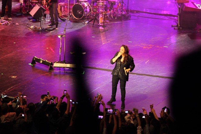 Cantora se emocionou com o público |