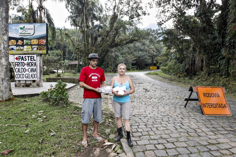 Amauri Alves de Pontes e Margarete Marcelino, comerciantes que amargam prejuízos com produtos que estragaram por falta de clientes e já dispensaram quatro funcionários | Daniel Castellano/ Gazeta do Povo
