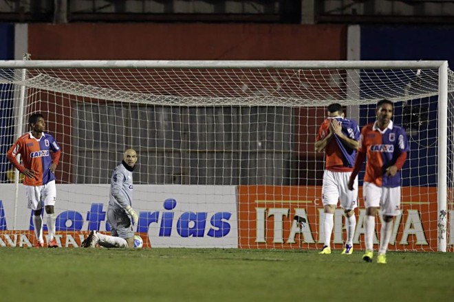 Zaga lamenta gol que veio depois de falha na bola aérea | 