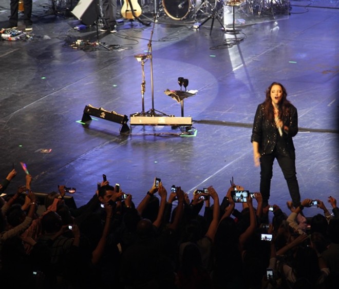 Com a multidão aos pés, Ana Carolina esquentou a noite desta sexta no Guaíra |