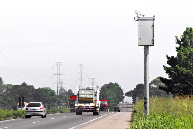 Nas rodovias federais, como a BR-376, a operação dos radares fica a cargo de um consórcio de empresas | Aniele Nascimento/ Gazeta do Povo