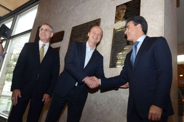 A lado do secretário da Cultura, Paulino Viapiana (à esq.), o governador Beto Richa cumprimenta o presidente da Renault, Olivier Murguet, após ambos descerrarem a placa em homenagem à montadora, no saguão do Grande Auditório do Teatro Guaíra, na manhã de ontem. A Renault vai bancar a reforma do teatro | Kraw Penas