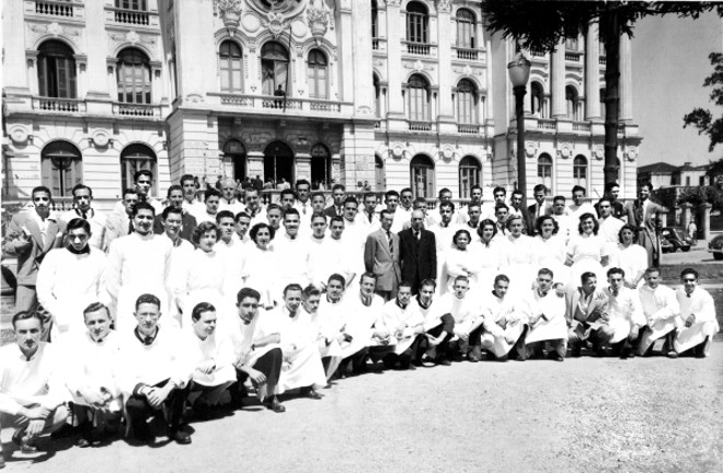 Fotografia de alunos de Medicina da Universidade do Paraná feita no dia de sua primeira aula, em 1949. Essa turma formou-se há sessenta anos, em 1954 |