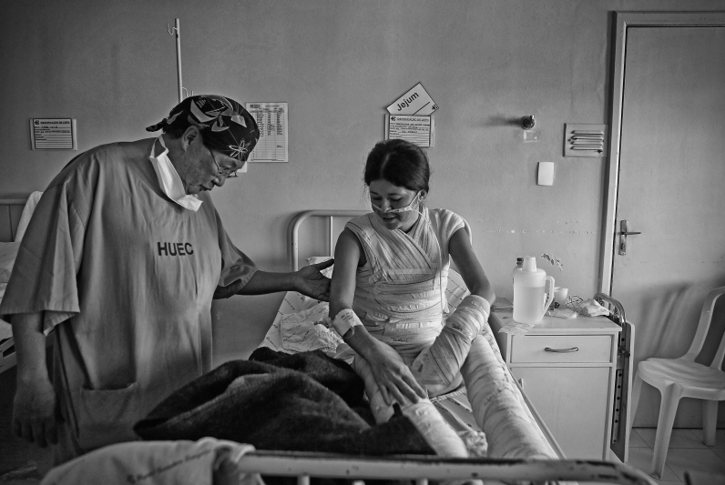 Internada há mais de um mês, Alessandra Cordeiro é examinada pelo médico José Luís Takaki. Ela sofreu queimaduras em mais de 60% do corpo | Jonathan Campos/ Gazeta do Povo