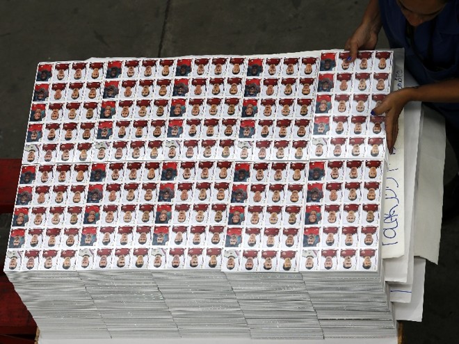 Máquinas e funcionários ajudam a organizar a produção dos cromos, que são enviados para todos os estados e outros países da América Latina | 