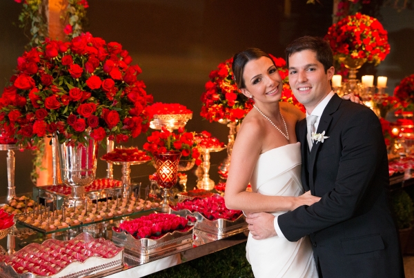 Mariana Krüger e Eduardo Pilatti na elegante festa de seu casamento, sábado, no buffet Nuvem de Coco, decorado pelo arquiteto Jayme Bernardo. A noiva é filha do casal Cecile e Gustavo Krüger e sobrinha do chef Celso Freire | Silvestre Laska/Namester Produções