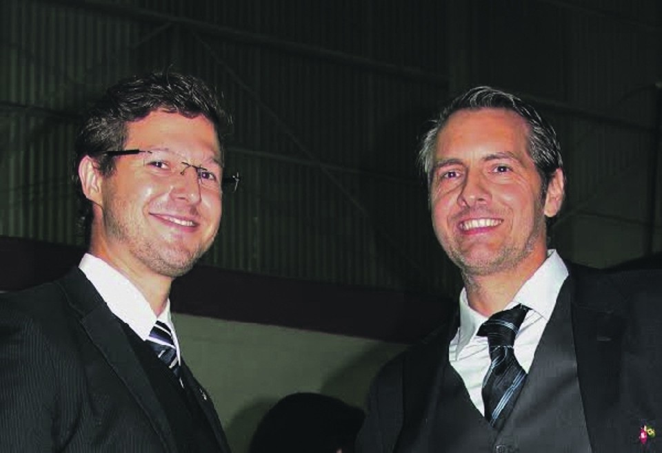 Idealizador do 1º Swiss Fórum Curitiba, o advogado Michael Christian Duc, que atua como consultor em Direito Estrangeiro no escritório de advocacia empresarial paranaense Tetto, Macedo, Mees & Tisi Advogados e o professor José Oberson, diretor-geral da Associação Escolar Suíço-Brasileira e do Colégio Suíço-Brasileiro de Curitiba, durante o prestigiado evento, com 150 participantes | Angela Mau Oberson