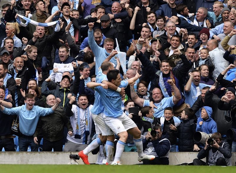 Manchester City venceu por 2 a 0 e a torcida invadiu o gramado para comemorar o título | Nigel Roddis/Reuters