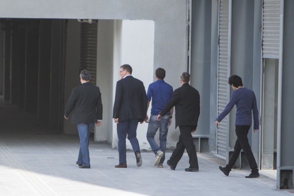 Valcke (segundo da esquerda para direita) durante visita à Arena da Baixada nesta quarta-feira | Henry Milléo / Gazeta do Povo