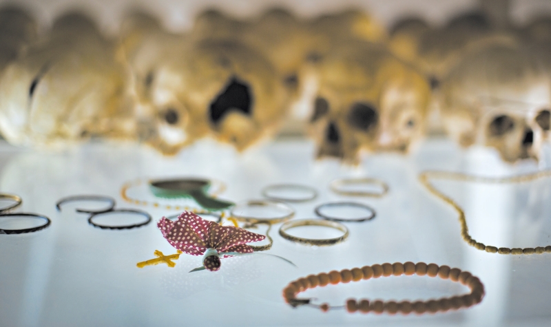 Os crânios de algumas das vítimas do genocídio de 1994 em exibição em uma igreja de Nyamata, em Ruanda | Ben Curtis/Associated Press