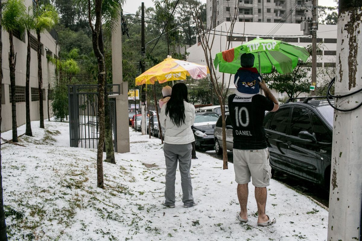 A chuva durou cerca de 20 minutos com granizo e rajadas de vento | Thiago Bernardes / Folhapress