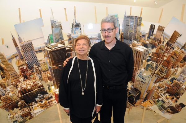 Sofia Arden Quin, viúva do artista plástico uruguaio Carmelo Arden Quin, diante de uma das 22 instalações fotográficas do espanhol Isidro Blasco (à dir.), que fazem parte da exposição aberta nesta terça-feira na SIM Galeria. Sofia veio participar da abertura da primeira individual de Carmelo no Brasil, realizada simultaneamente na Simões de Assis Galeria de Arte | Rogério Theodorovy