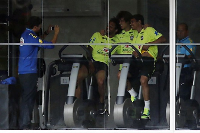 Marcelo, David Luiz e Thiago Silva tiram foro na academia antes do treino | 