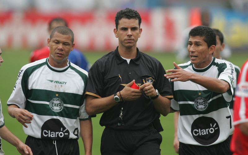 Renaldo e Capixaba reclamam com o árbitro no Paratiba de 2005. Naquele ano, time chegou a sofrer oito derrotas seguidas no Brasileiro | Arquivo Gazeta do Povo