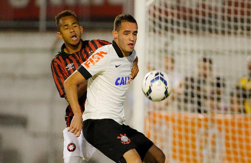 A forte marcação em nomes como Renato Augusto ajudou o Atlético ontem no Canindé | Rodrigo Coca/ Fotoarena/ Folhapress
