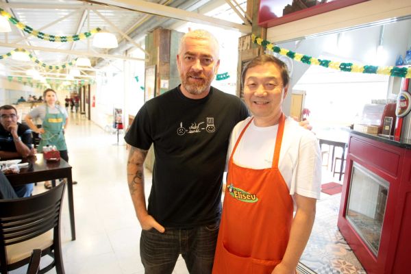 Na visita que fez ontem no final da manhã ao Mercado Municipal com sua equipe, o chef paulista Alex Atala parou para cumprimentar Eliseu Suguimati, dono do Box do Eliseu, que serve um incomparável arroz, feijão, bife acebolado e salada | Jader da Rocha