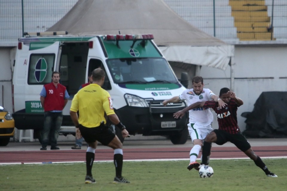 O volante Deivid disputa a bola com o adversário. Jogo ruim irritou o torcedor em Maringá | Ivan Amorim/ Gazeta do Povo