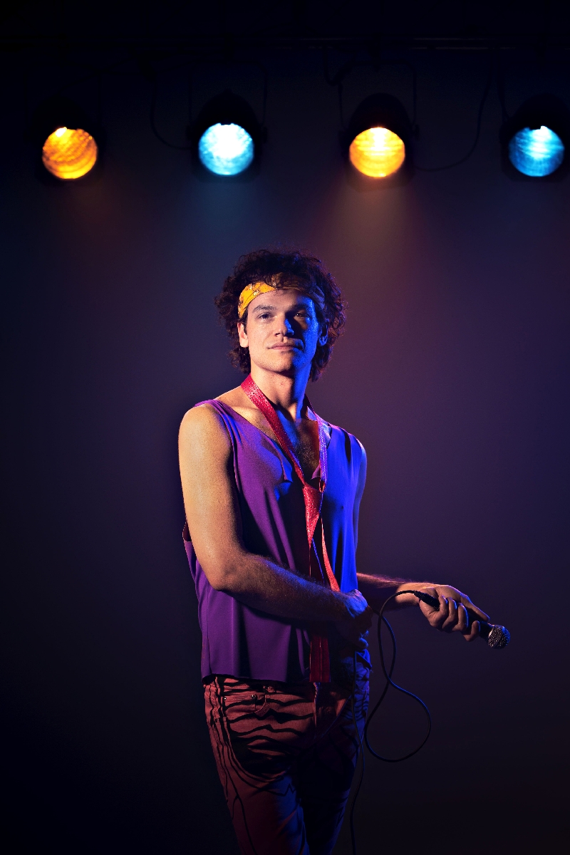 Emilio Dantas apostou no comportamento do cantor | Leo Aversa/Divulgação