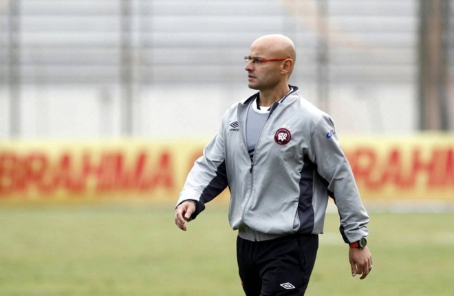 Técnico interino do Atlético, Leandro Ávila, observa partida | 