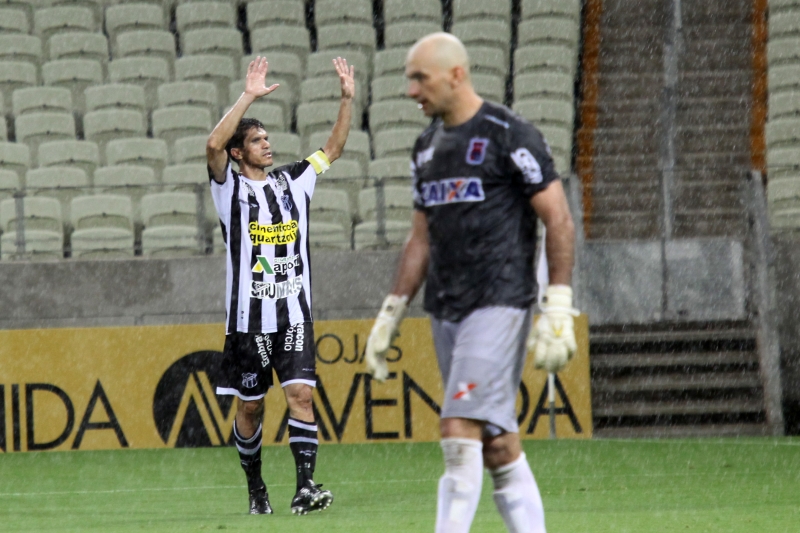 Goleiro paranista Marcos lamenta gol do Ceará marcado por Magno Alves | LC Moreira / Futura Press