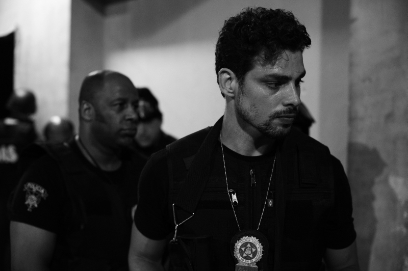 André (Cauã Reymond, à dir.) e Lopes (Ailton Graça) no primeiro episódio de O Caçador, antes de o protagonista perder o distintivo e se tornar um detetive particular | Divulgação