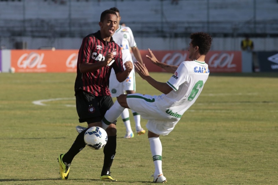 O atleticano Suelinton sofre entrada violenta de Rodrigo Biro, da Chapecoense | Ivan Amorim/ Gazeta do Povo