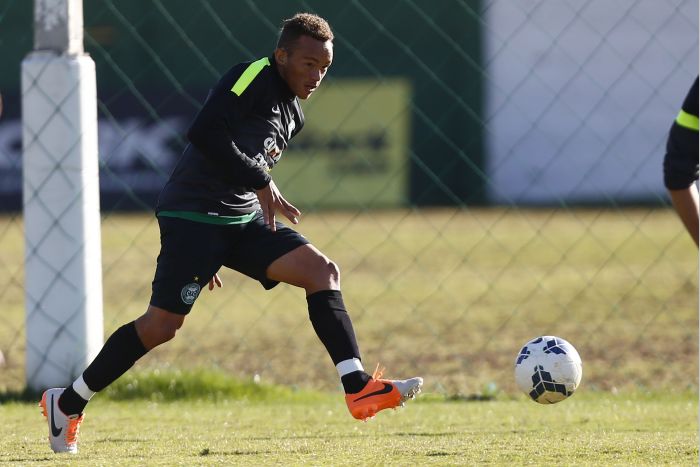 O lateral-esquerdo Carlinhos, do Coritiba, prevê um jogo difícil neste sábado contra o Cruzeiro em Belo Horizonte | Felipe Rosa / Tribuna do Paraná