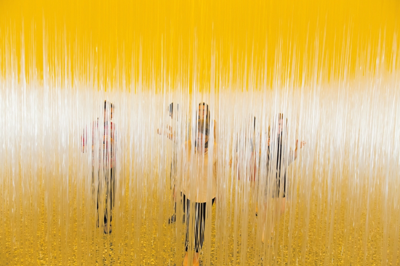 A instalação The Houston Penetrable, de Jesús Rafael Soto, é feita para ser tocada, o que ativa a cor e a luz de seus tubos | Estúdio Carrithers