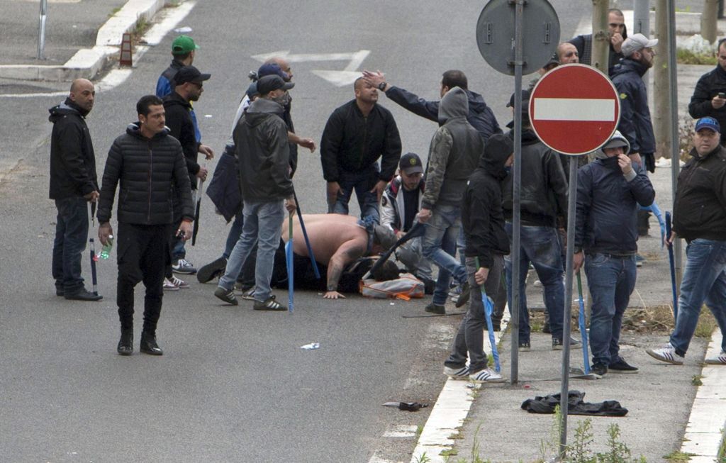 Conflito entre ultras da Roma e do Napoli deixou feridos antes da final da Copa da Itália | EFE