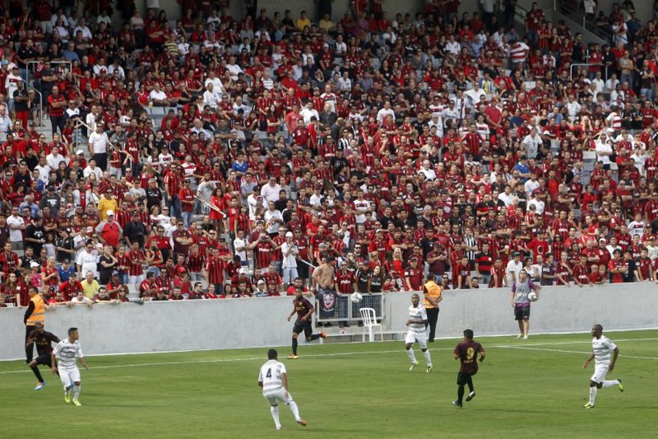 Imagem do primeiro jogo-teste da Arena. Contra o Corinthians, haverá divisão de torcida | Albari Rosa / Gazeta do Povo