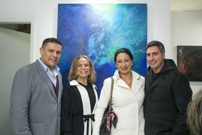 O pintor Eleutherio Netto e a marchande Silvania Ceccatto (ambos à esq.) com o casal Graziela e Mauro Fuzzo no vernissage da exposição