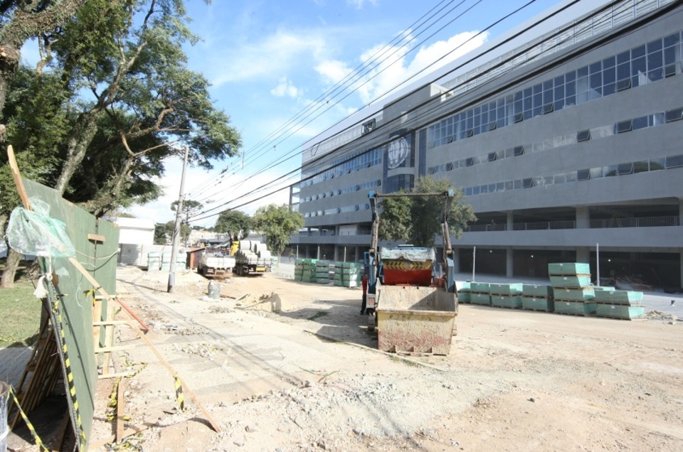 Obras na frente da Arena mostram que o estádio atleticano, que será visitado hoje pela presidente Dilma Rousseff, ainda vai exigir muito trabalho dos operários | Ivonaldo Alexandre/Gazeta do Povo