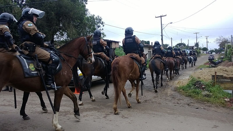 Polícia Militar cumpre determinação judicial de reintegração de posse no bairro Caximba, em Curitiba, desde o início da manhã desta sexta-feira | Aniele Nascimento / Agência de Notícias Gazeta do Povo