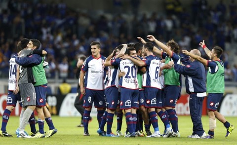 Cruzeiro fica no empate em casa com San Lorenzo e é eliminado Jogadores do San Lorenzo comemoram classificação obtida no lotado Mineirão | Paulo Whitaker / Reuters