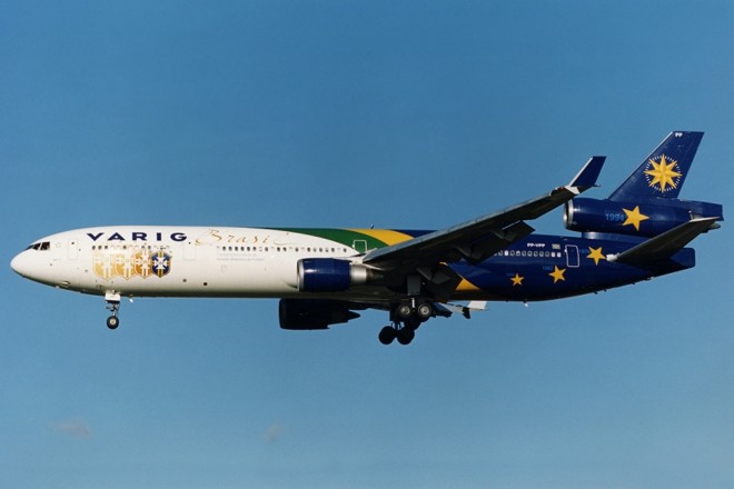O MD-11 da Varig (PP-VPP) transportou a seleção para o Mundial de 1998 na França |