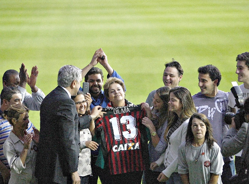 De blazer verde, a presidente Dilma Rousseff ganhou uma camisa 13 e um cachecol do Atlético | Jonathan Campos/ Gazeta do Povo