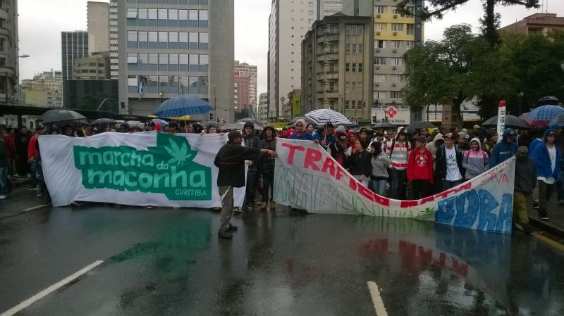 Os manifestantes pedem a legalização do uso da maconha no Brasil | Henry Milléo / Agência de Notícias Gazeta do Povo