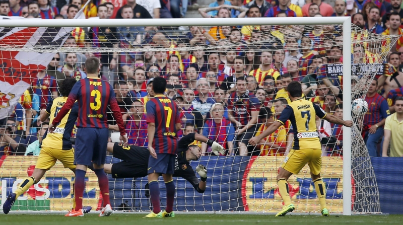 Godín cabeceia forte sem chances para o goleiro Pinto e faz o gol de empate, que garantiu o título para o Atlético | Reuters