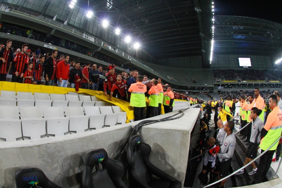 Virada aumenta crise entre torcida e técnico atleticano Jogadores do Atlético são xingados após a derrota para o Corinthians na Arena: torcida está decepcionada com o time | Daniel Castellano/ Gazeta do Povo