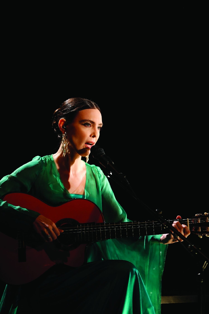 Adriana ficou por dois anos afastada do violão em decorrência de uma lesão na mão direita | Leo Aversa / Divulgação