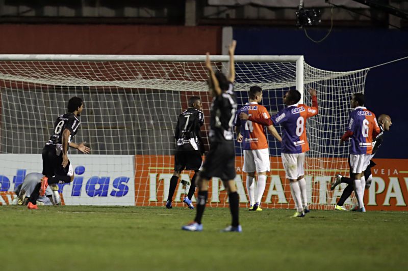 Edno empatou o jogo para a Ponte Preta. Pouco depois, o time paulista virou o jogo | Felipe Rosa / Tribuna