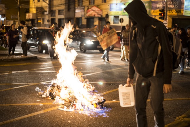 Manifestantes queimam lixo em protesto contra a Copa do Mundo em Curitiba |